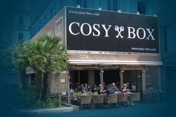 Exemple d'impression grand format en évènementiel pour Cossy box au dessus du café Mocca
